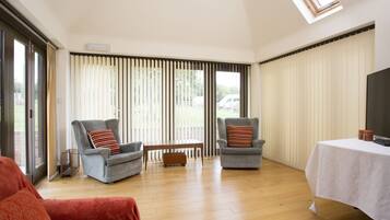 Deluxe-Apartment, 1 Schlafzimmer, Terrasse | Wohnbereich | Flachbildfernseher, Fußbodenheizung
