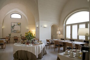 Ilmainen päivittäinen buffetaamiainen