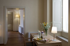 Sviitti | Minibaari, tallelokero huoneessa, silitysrauta/-lauta, vauvansängyt