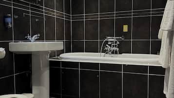 Chambre Double, 1 grand lit | Salle de bain | Articles de toilette gratuits, serviettes fournies