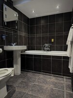 双人房, 1 张大床 | 浴室 | 免费洗浴用品、毛巾