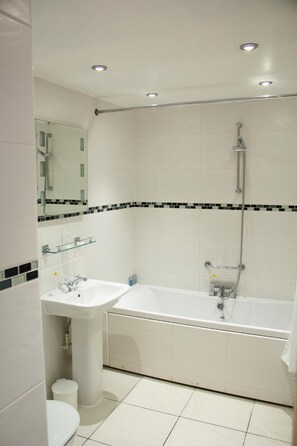 Habitación doble, 1 cama Queen size | Baño | Amenidades de baño gratuitas y toallas 