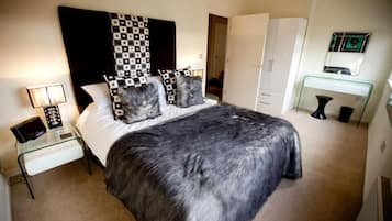 Penthouse | Iron/ironing board, rollaway beds, free WiFi