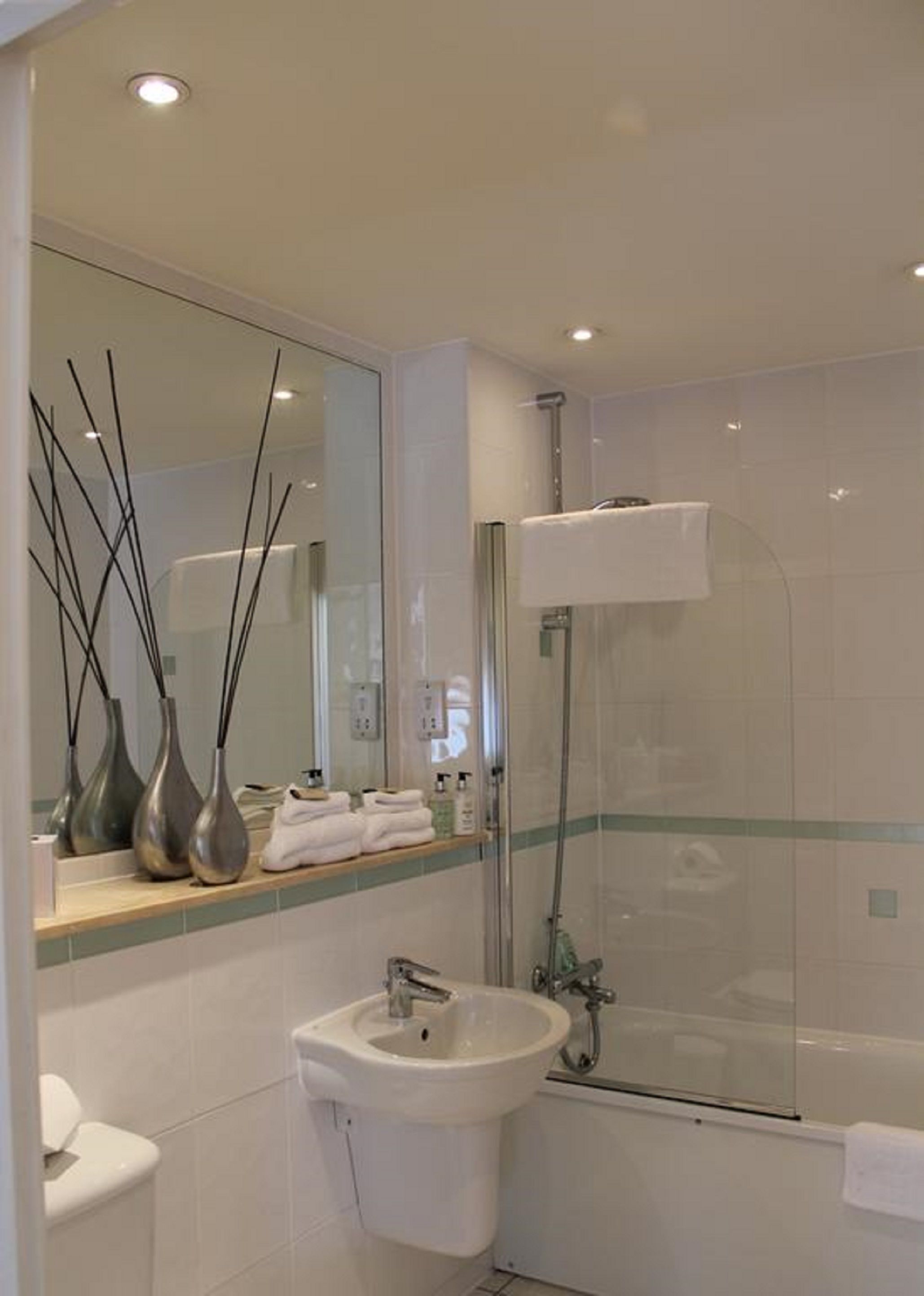 Combined shower/tub, free toiletries, hair dryer, bathrobes