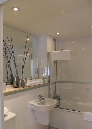 Combined shower/bathtub, free toiletries, hair dryer, bathrobes - Chelmsford Serviced Apartments (Chelmsford)