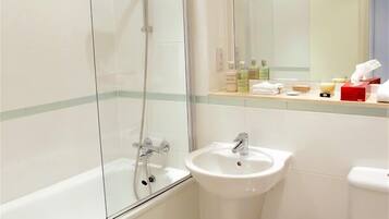 Un baño moderno con ducha cubierta por vidrio, un lavabo blanco y un inodoro.