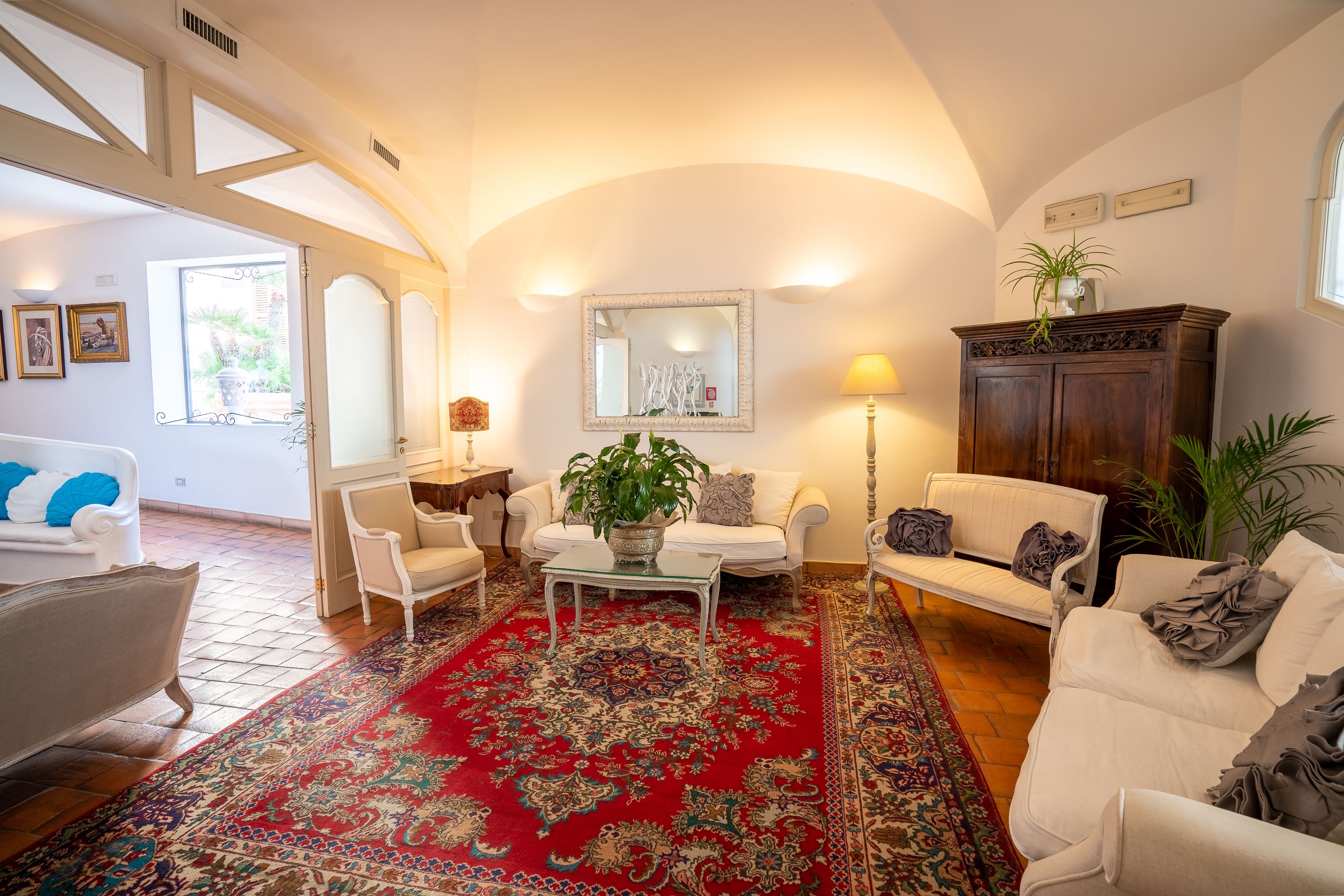 serves lunch and dinner