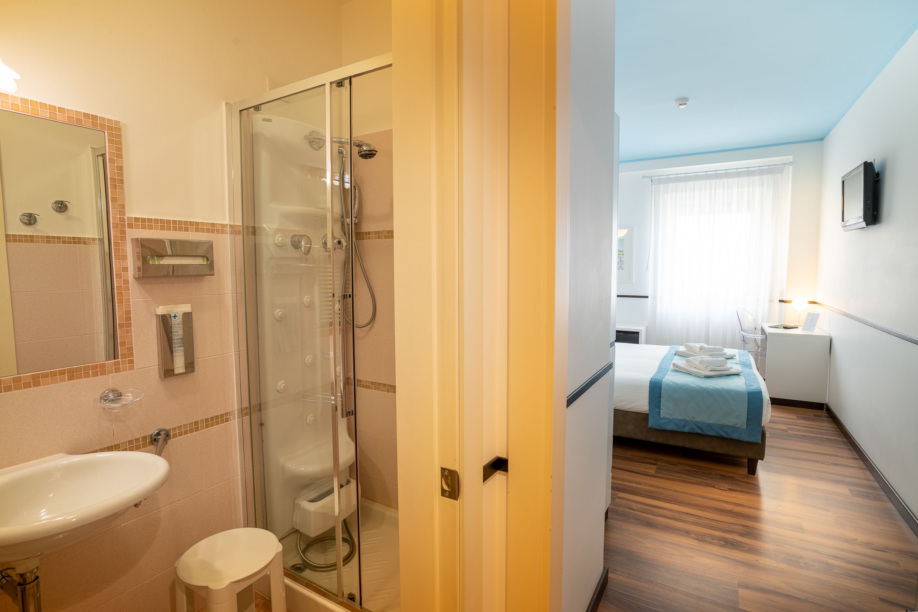 classic room | bathroom | free toiletries, hair dryer, bidet, towels