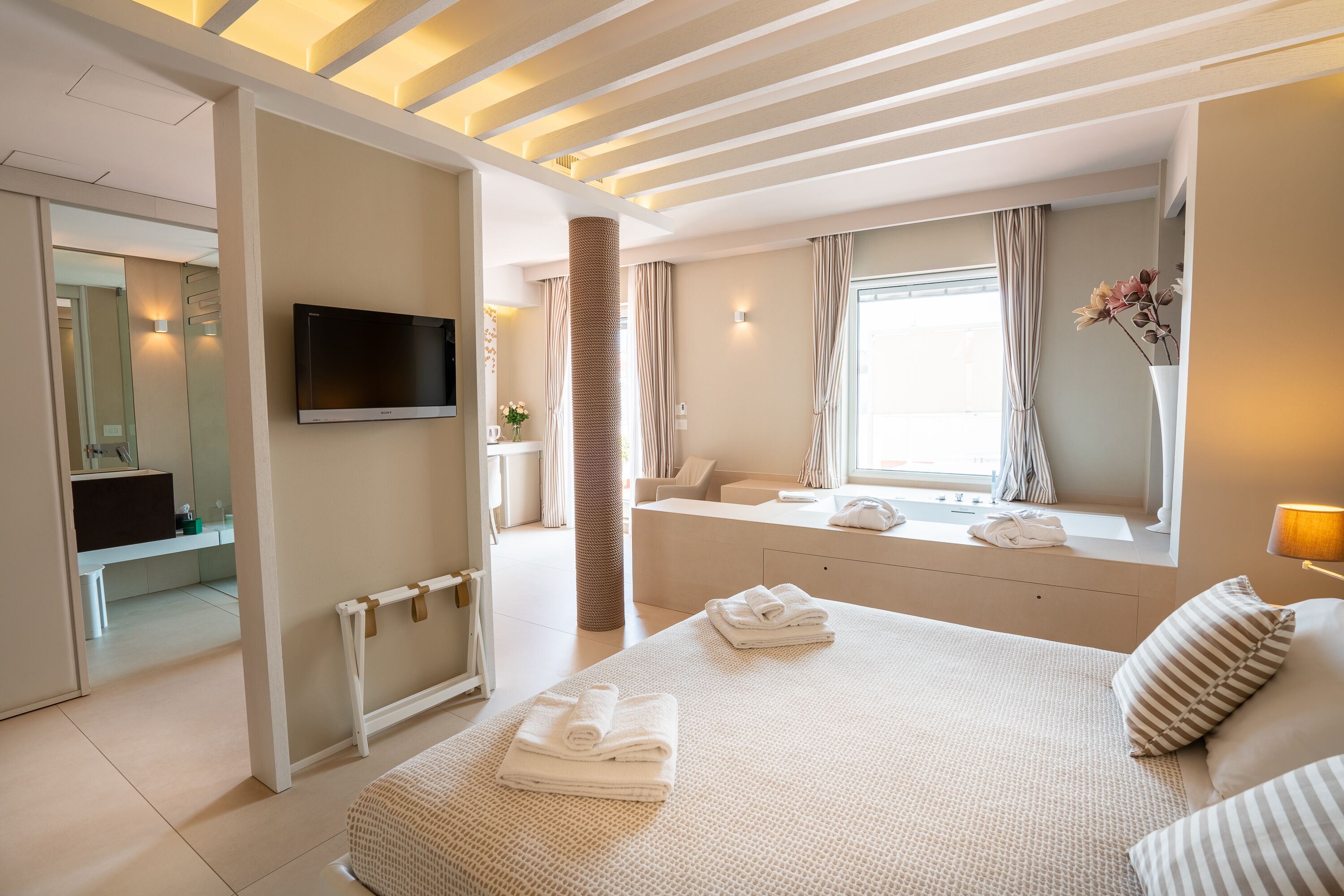 suite, hot tub | down duvets, minibar, in-room safe, desk