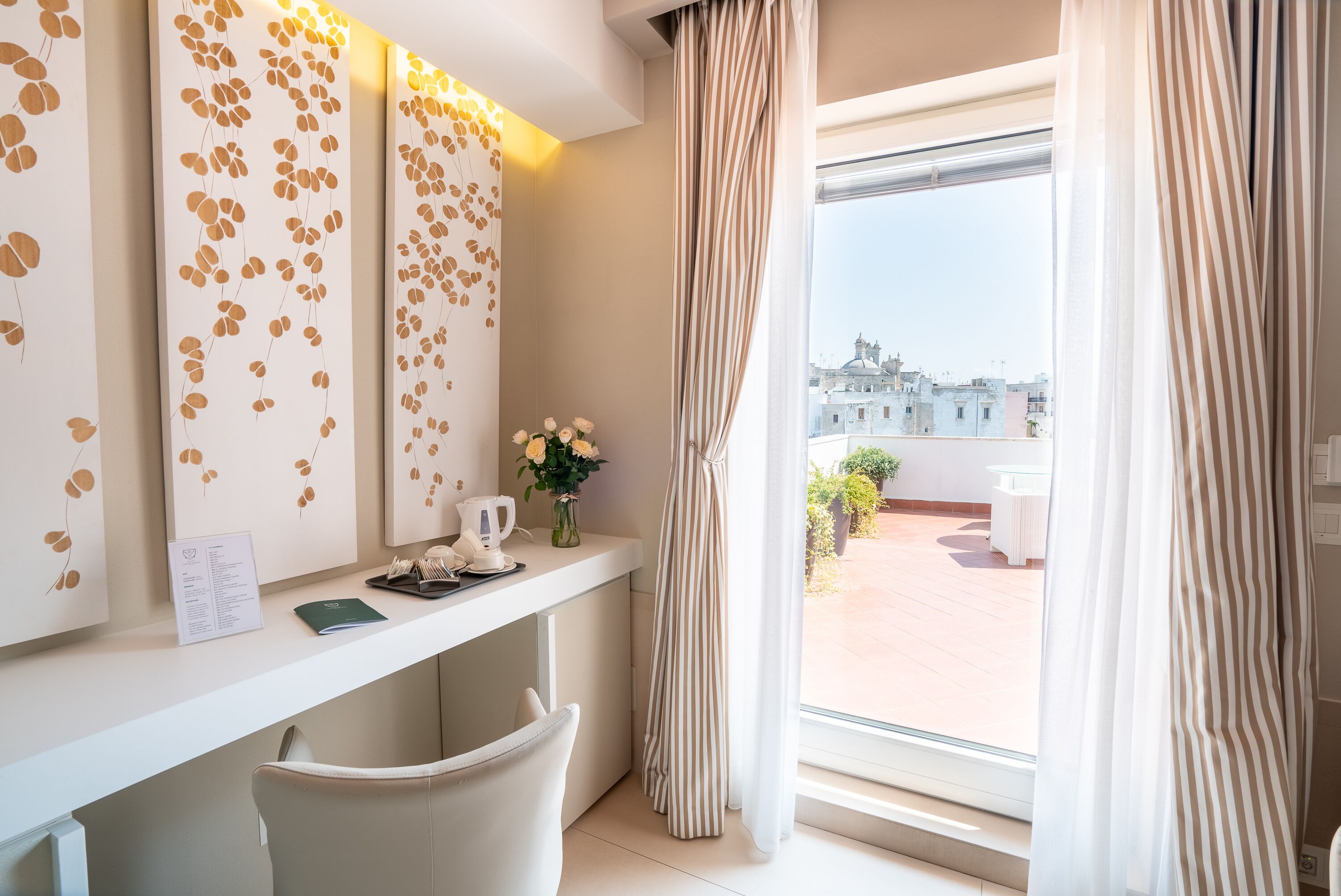 suite, hot tub | down duvets, minibar, in-room safe, desk