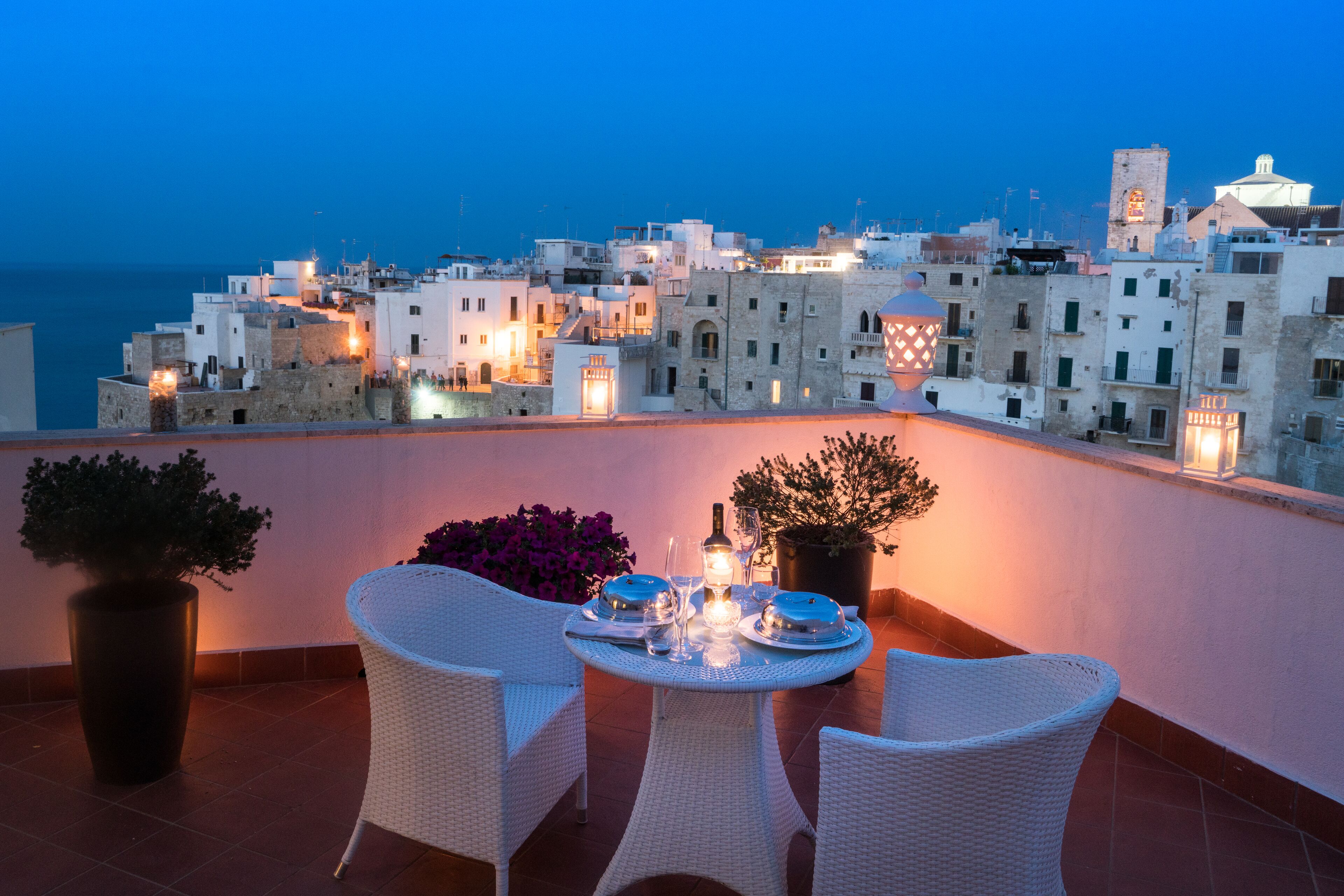 suite, hot tub | city view