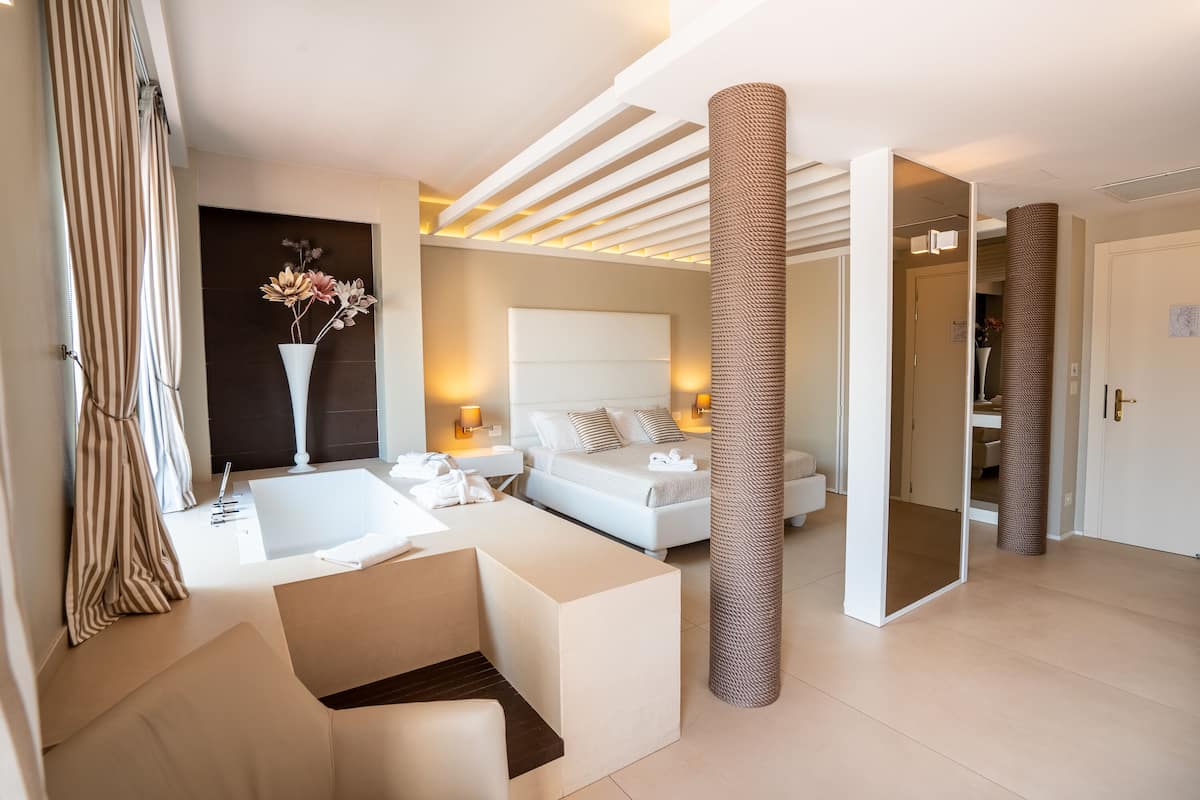 suite, hot tub | down duvets, minibar, in-room safe, desk