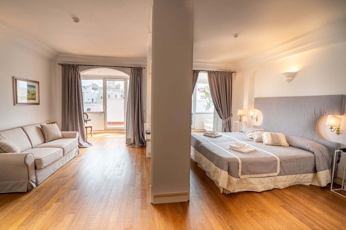 Suite | Down duvets, minibar, in-room safe, desk
