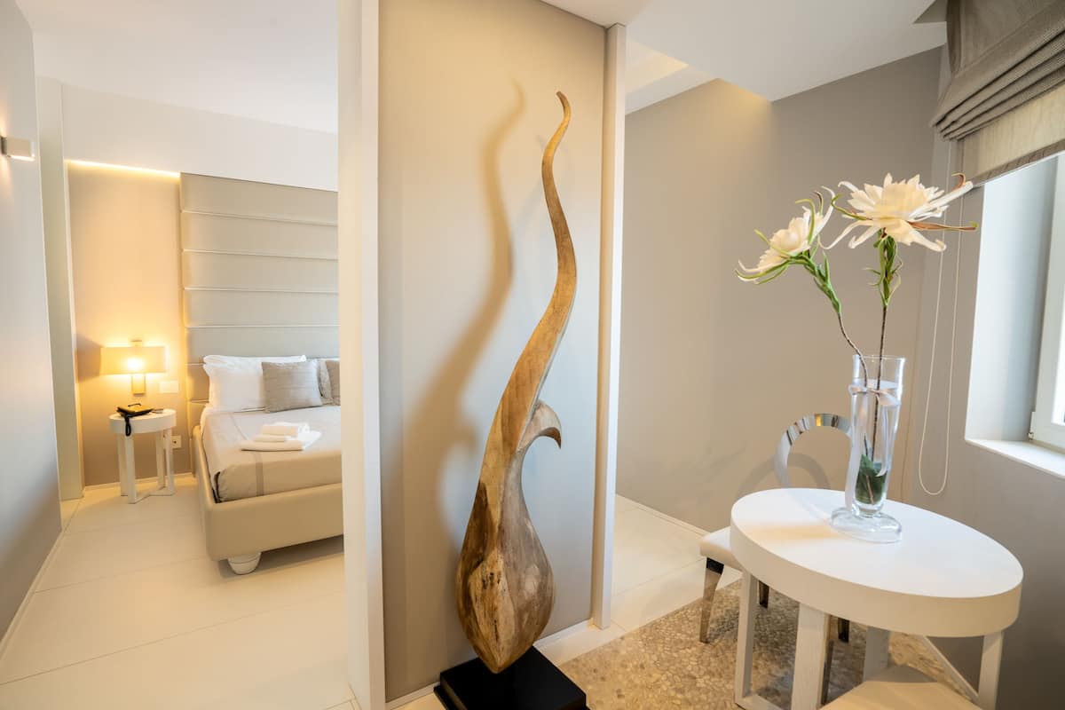 Suite, terraza, mirando al mar | Edredones de plumas, minibar, caja fuerte y escritorio