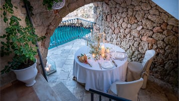 Se sirven desayunos, comidas, cenas y cocina local con vista al mar