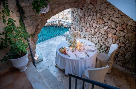 Se sirven desayunos, almuerzos y cenas; cocina local; con vista al mar. Covo dei Saraceni