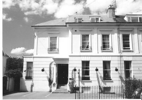 Iron/ironing board, free WiFi - Butlers (Cheltenham)