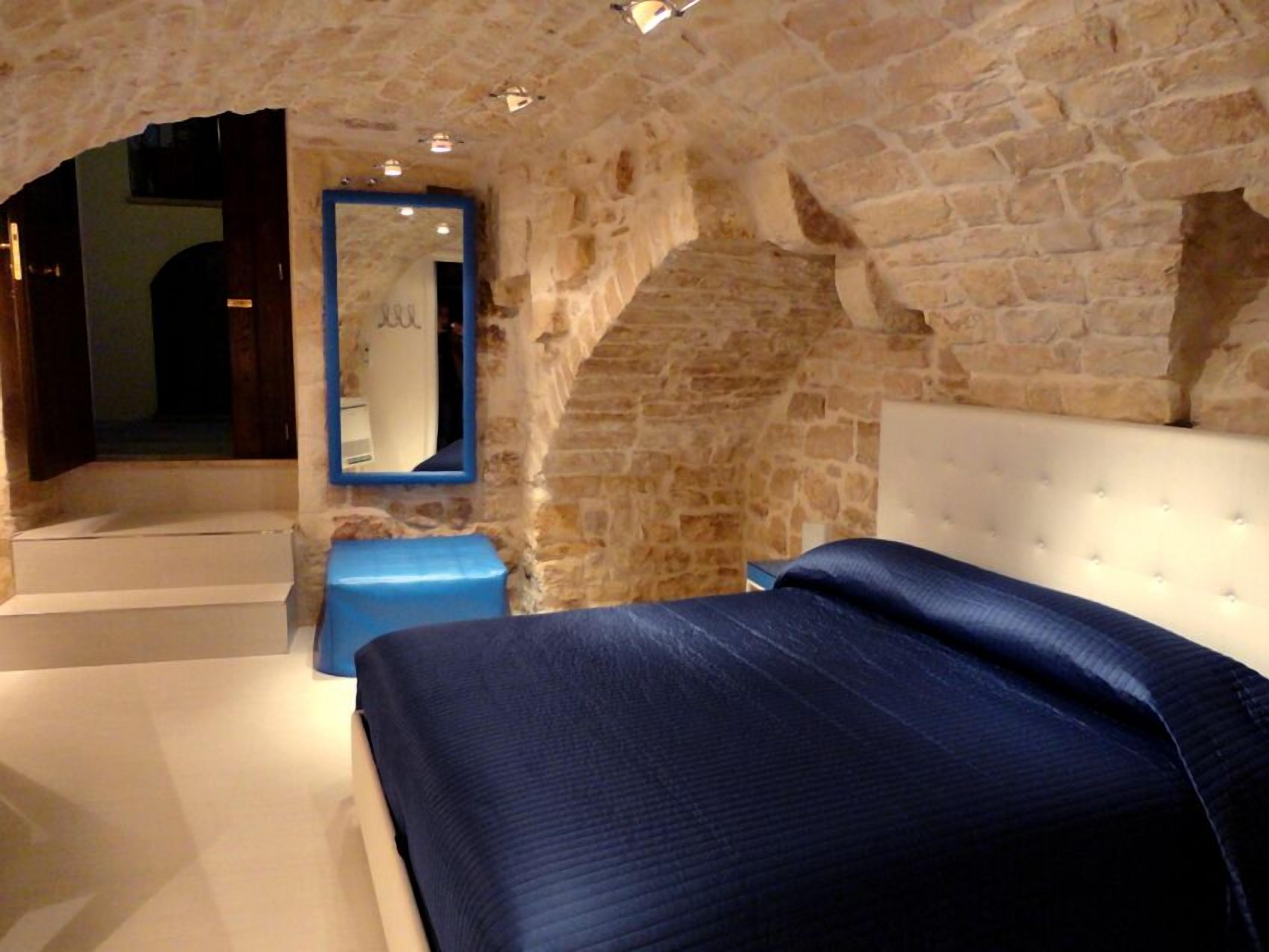 Premium bedding, in-room safe, individually decorated