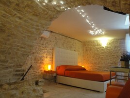 Ropa de cama de alta calidad y caja de seguridad en la habitación 