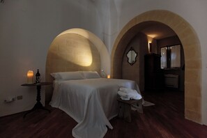 Habitación superior | Ropa de cama de alta calidad, minibar, caja fuerte y wifi gratis