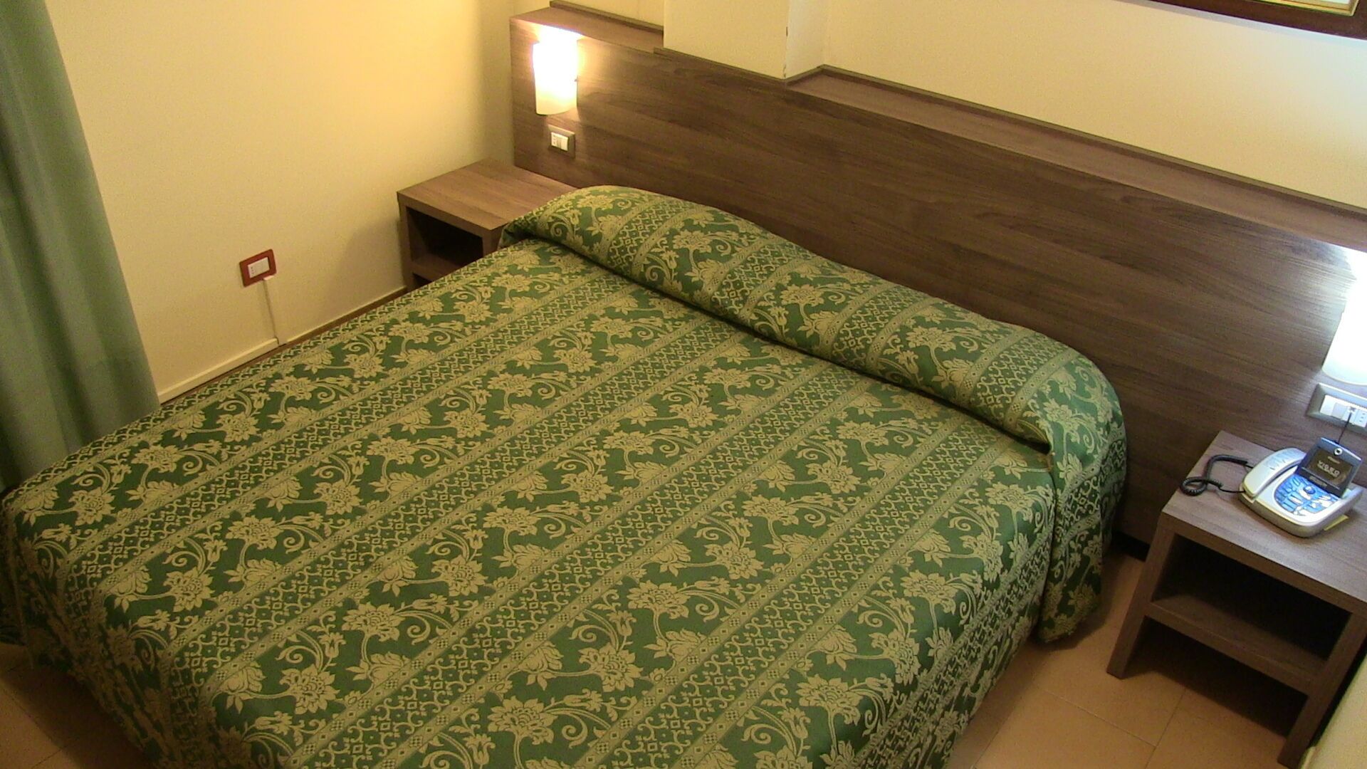 Cubrecamas, minibar, caja de seguridad en la habitación y escritorio 