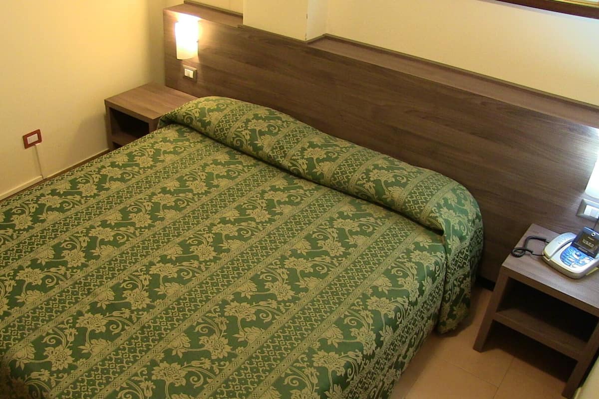 Habitación estándar con 1 cama matrimonial o 2 individuales, 1 cama matrimonial | Edredón, minibar, caja de seguridad en la habitación y escritorio