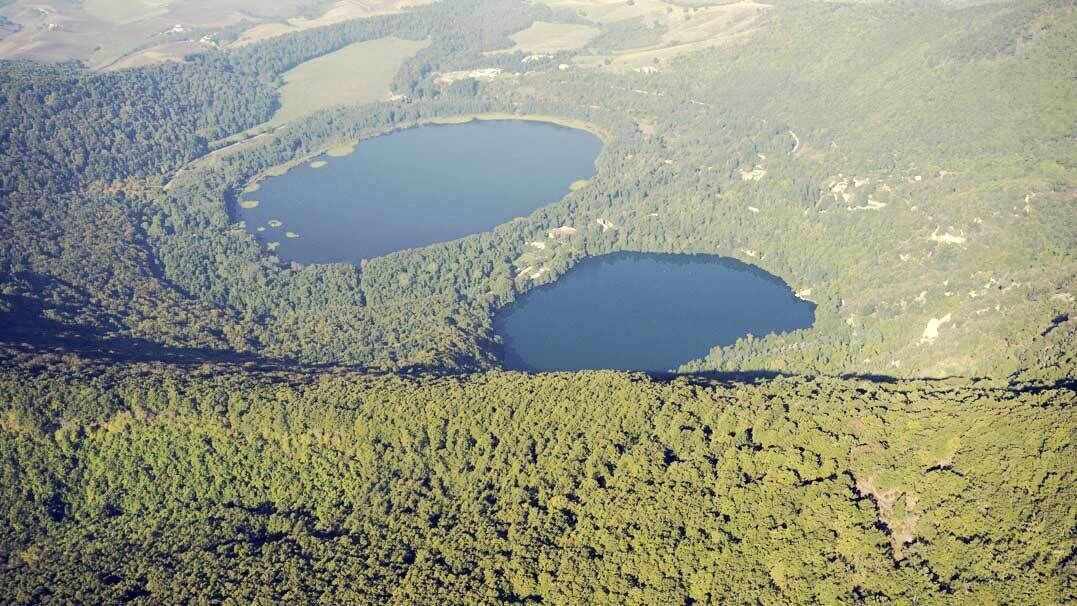 Vue aérienne d’une zone boisée avec deux lacs.