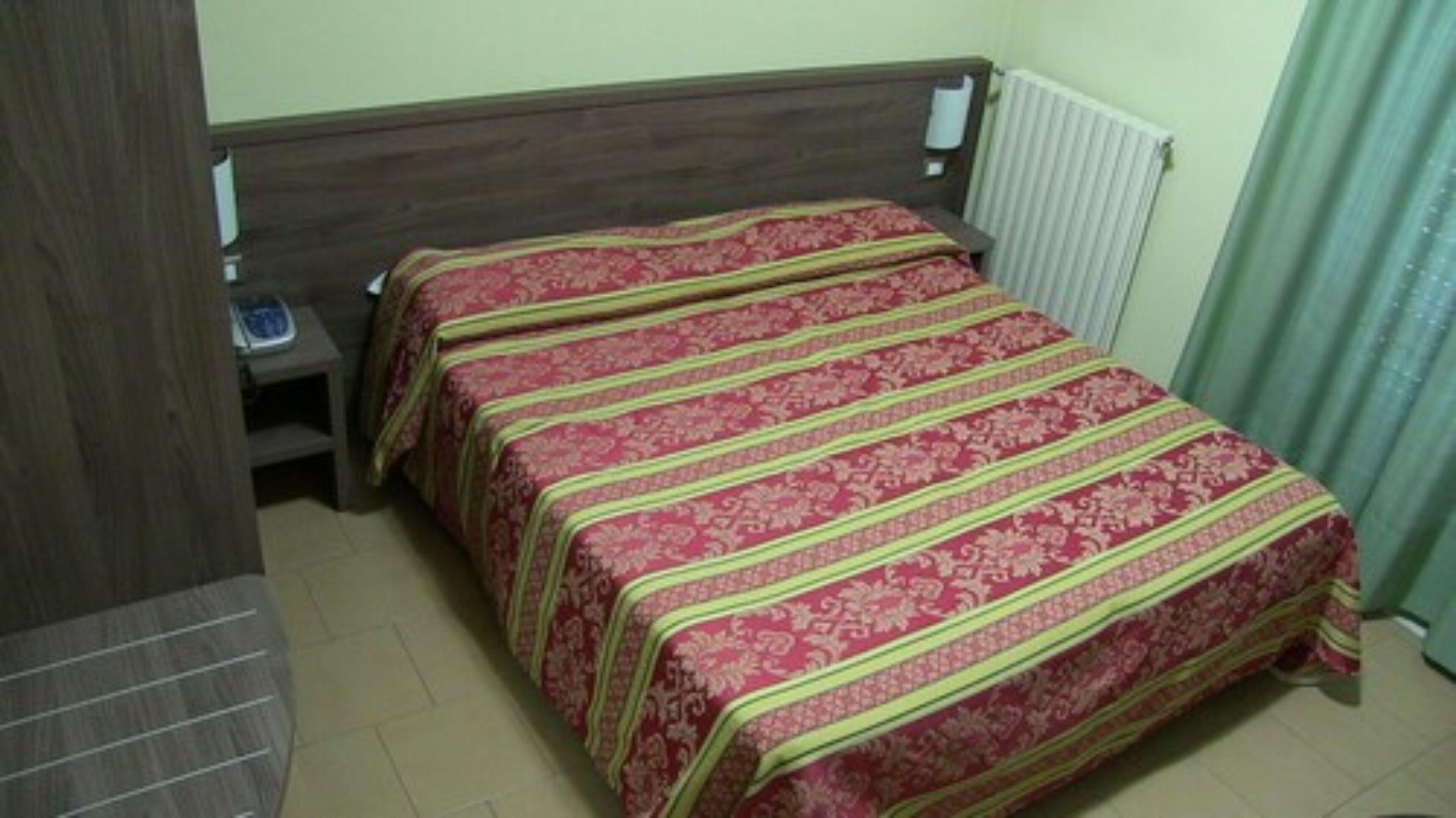 Cubrecamas, minibar, caja de seguridad en la habitación y escritorio 