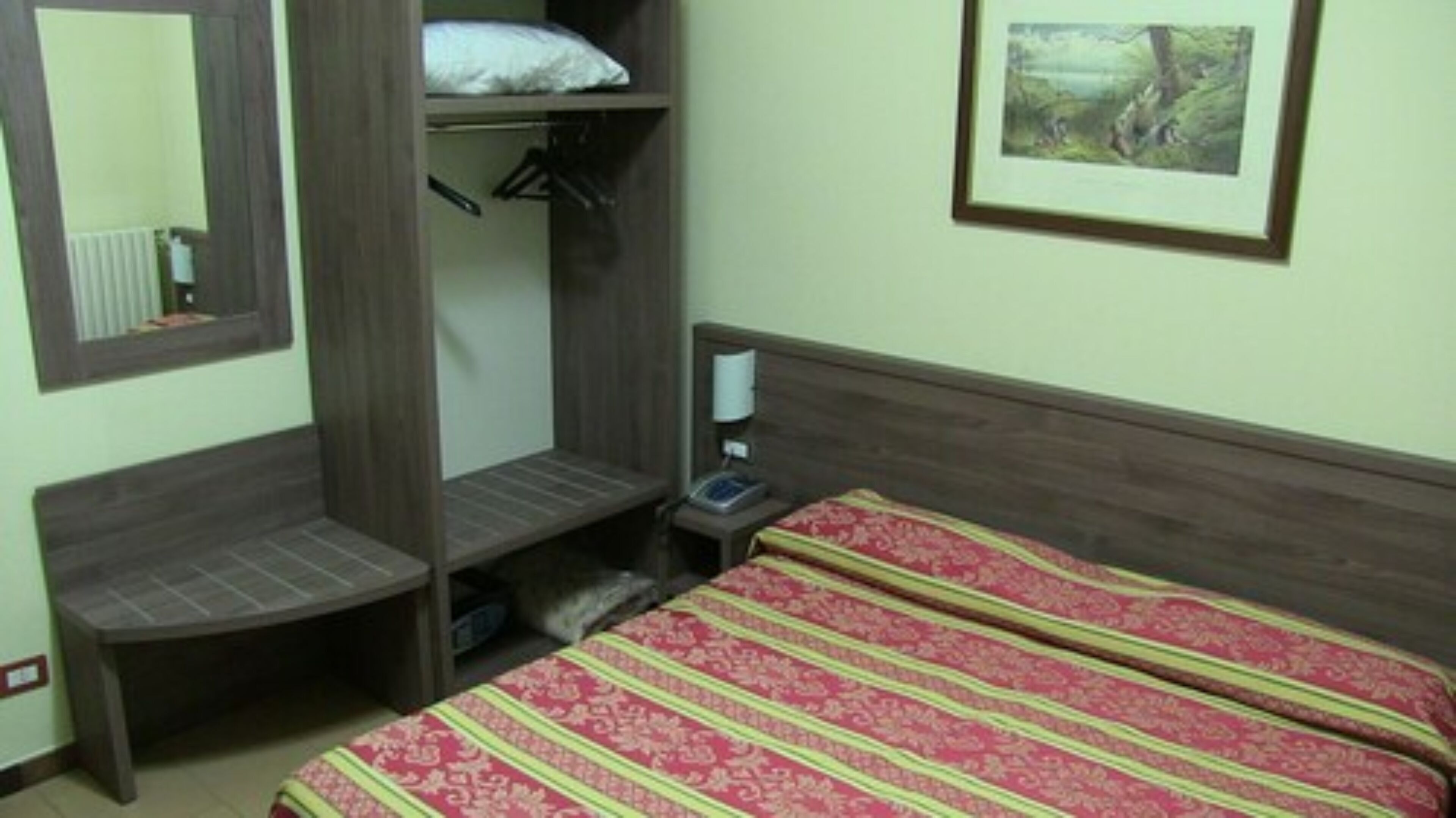 Cubrecamas, minibar, caja de seguridad en la habitación y escritorio 