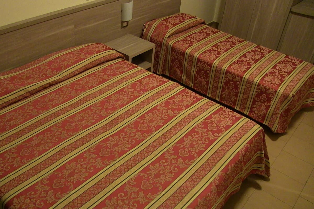 Habitación triple estándar, varias camas | Edredón, minibar, caja de seguridad en la habitación y escritorio