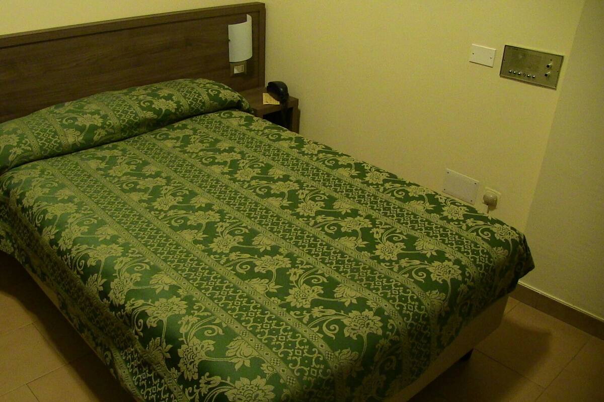 Standaard eenpersoonskamer | Donzen dekbedden, een minibar, een kluis op de kamer, een bureau