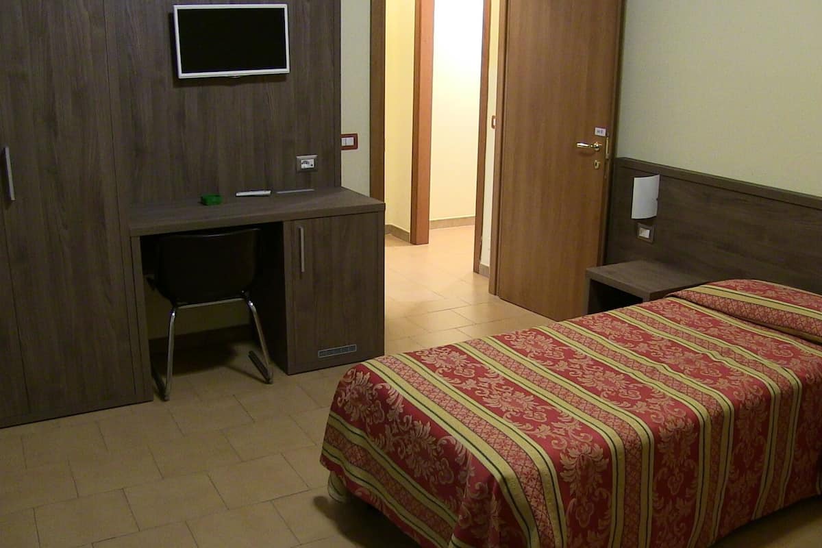 Habitación estándar con 2 camas individuales, 2 camas individuales | Edredón, minibar, caja de seguridad en la habitación y escritorio
