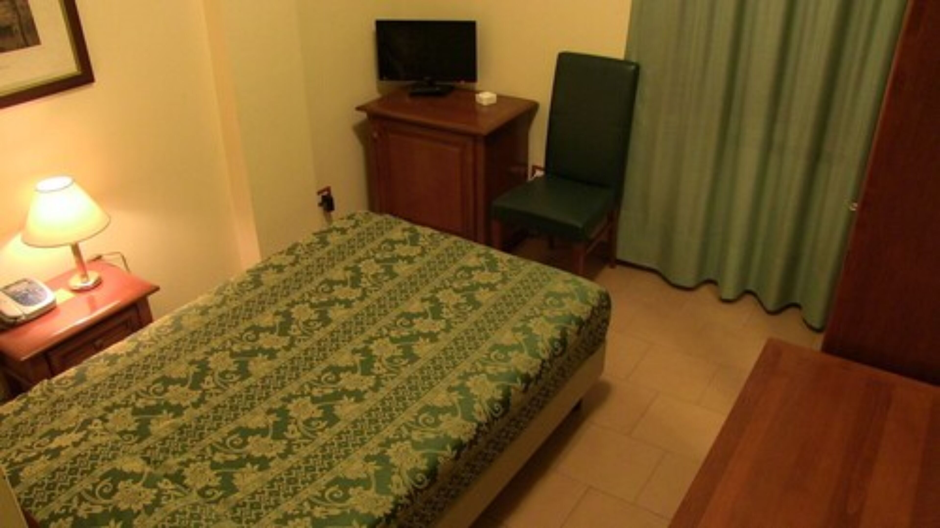 Cubrecamas, minibar, caja de seguridad en la habitación y escritorio 