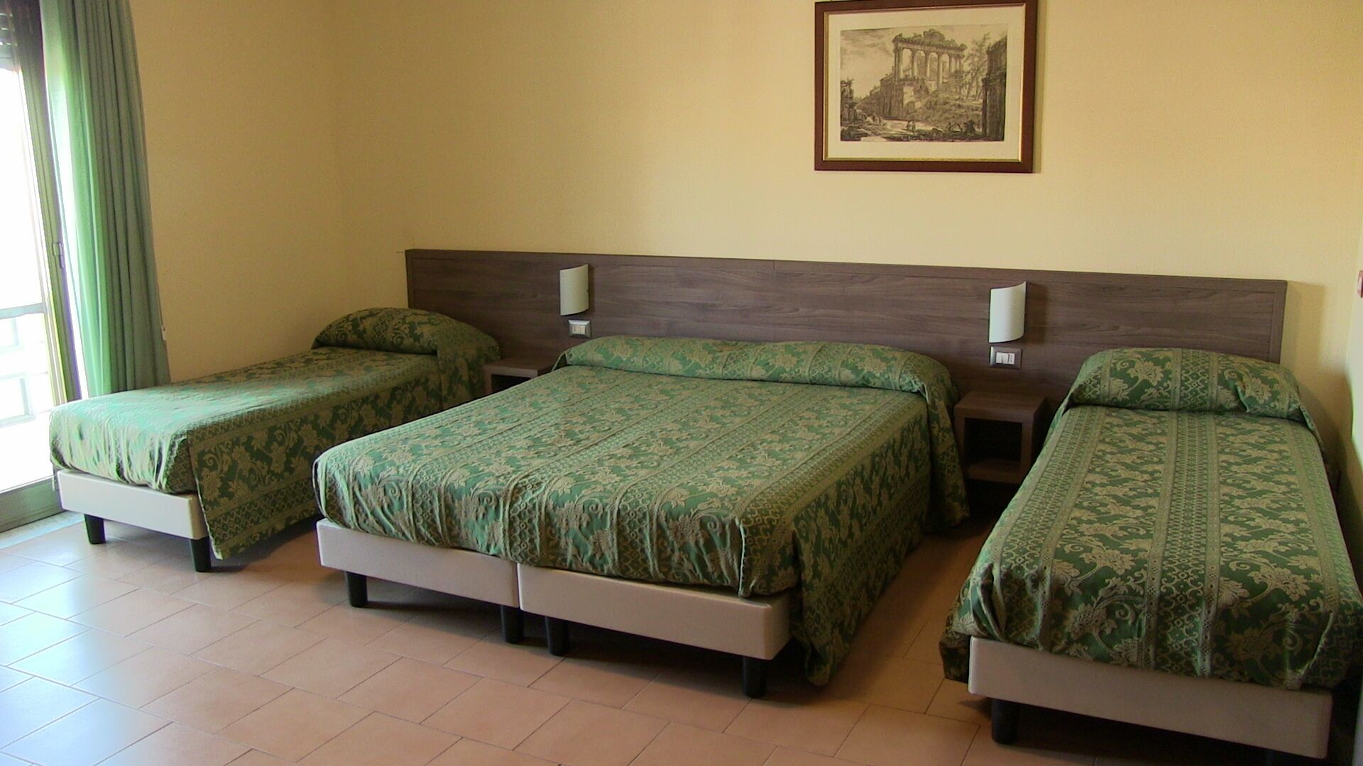 Habitación cuádruple estándar, varias camas | Edredones de plumas, minibar, caja fuerte y escritorio