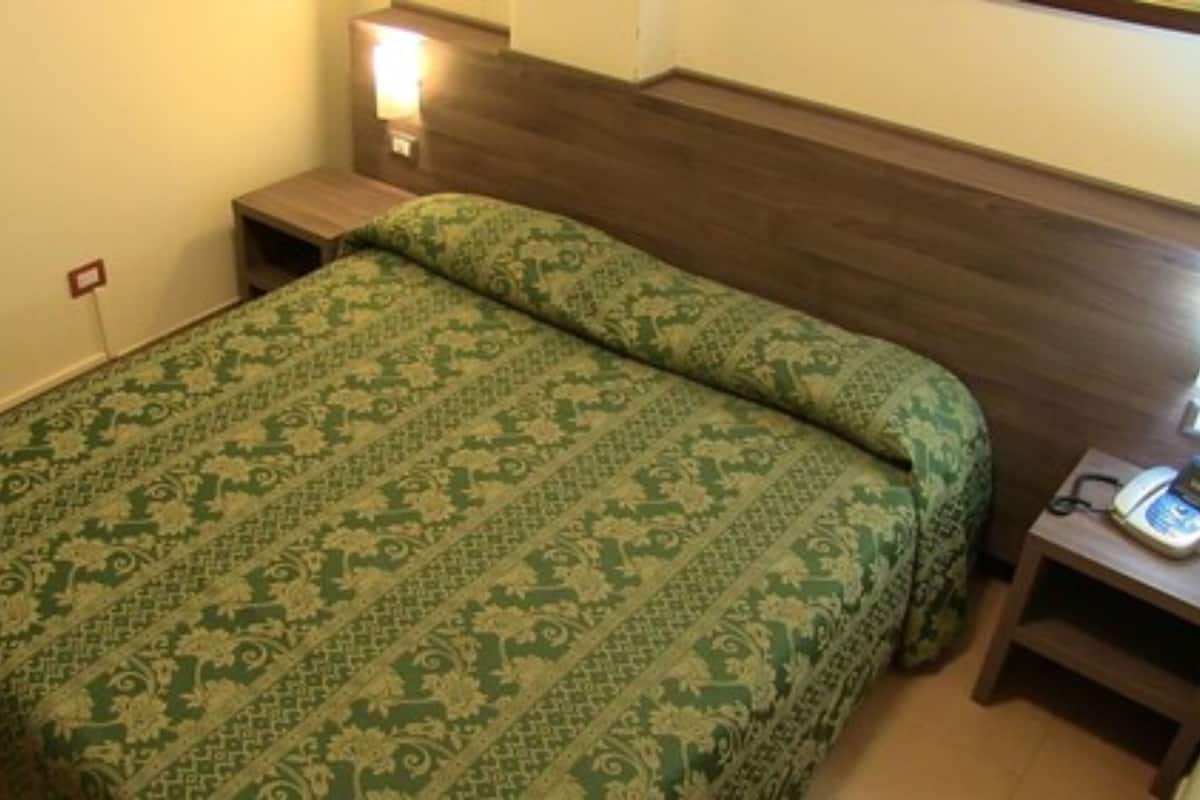 Een minibar, een kluis op de kamer, een bureau, gratis babybedden