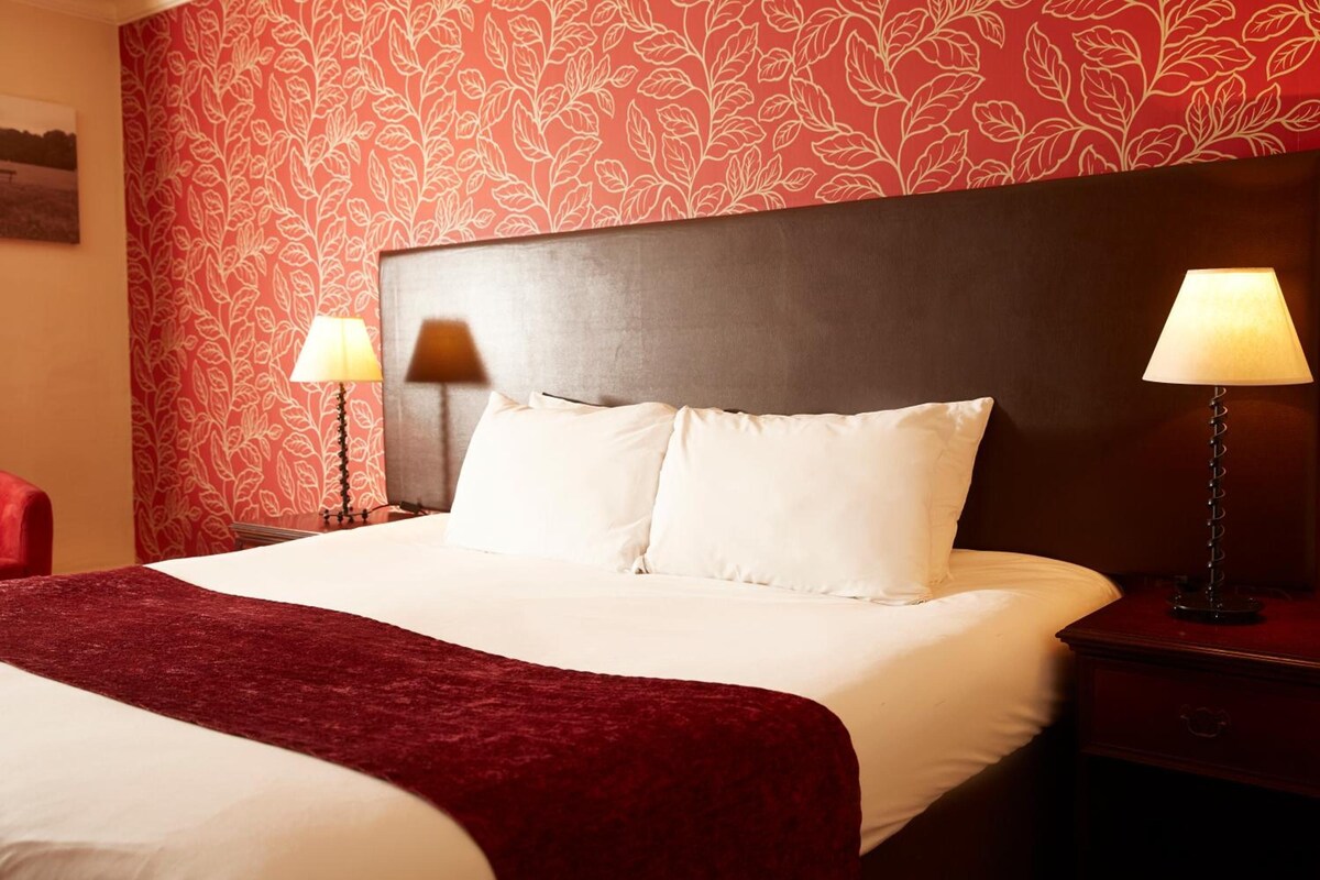 In-room safe, desk, WiFi (free), bed sheets