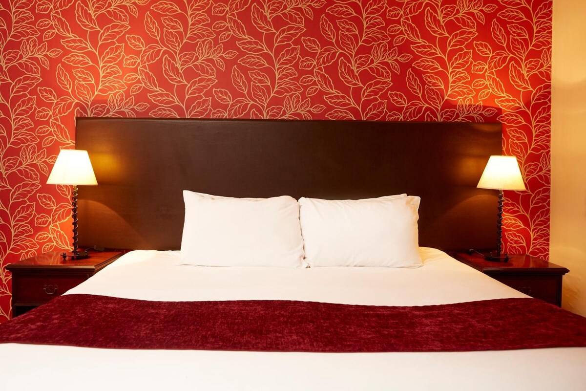 In-room safe, desk, WiFi (free), bed sheets