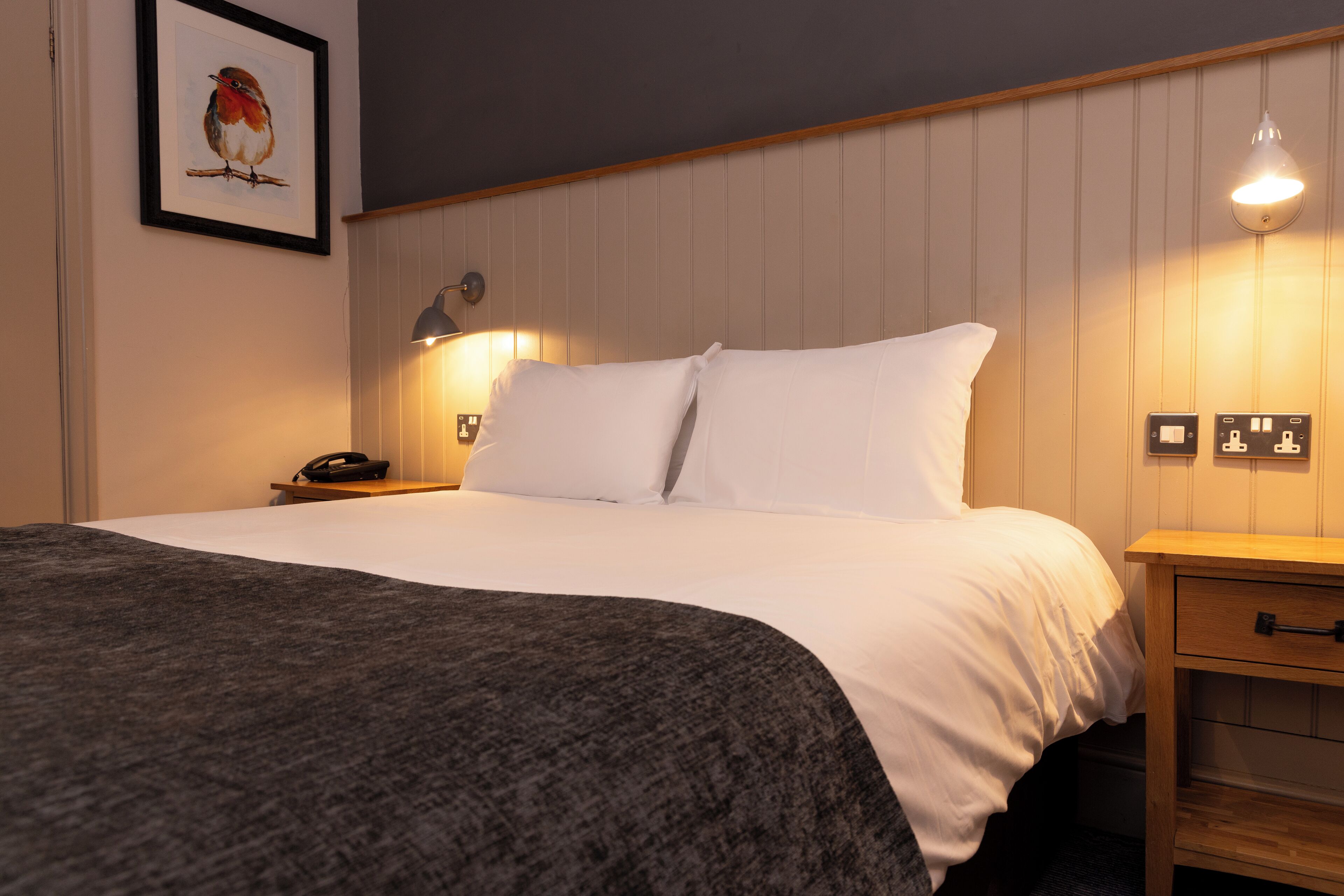 Tweepersoonskamer | Een bureau, een strijkplank/strijkijzer, gratis wifi, beddengoed