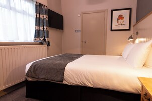 Double Room | Desk, iron/ironing board, free WiFi, bed sheets