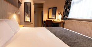 Habitación doble | Escritorio, tabla de planchar con plancha, wifi gratis y ropa de cama