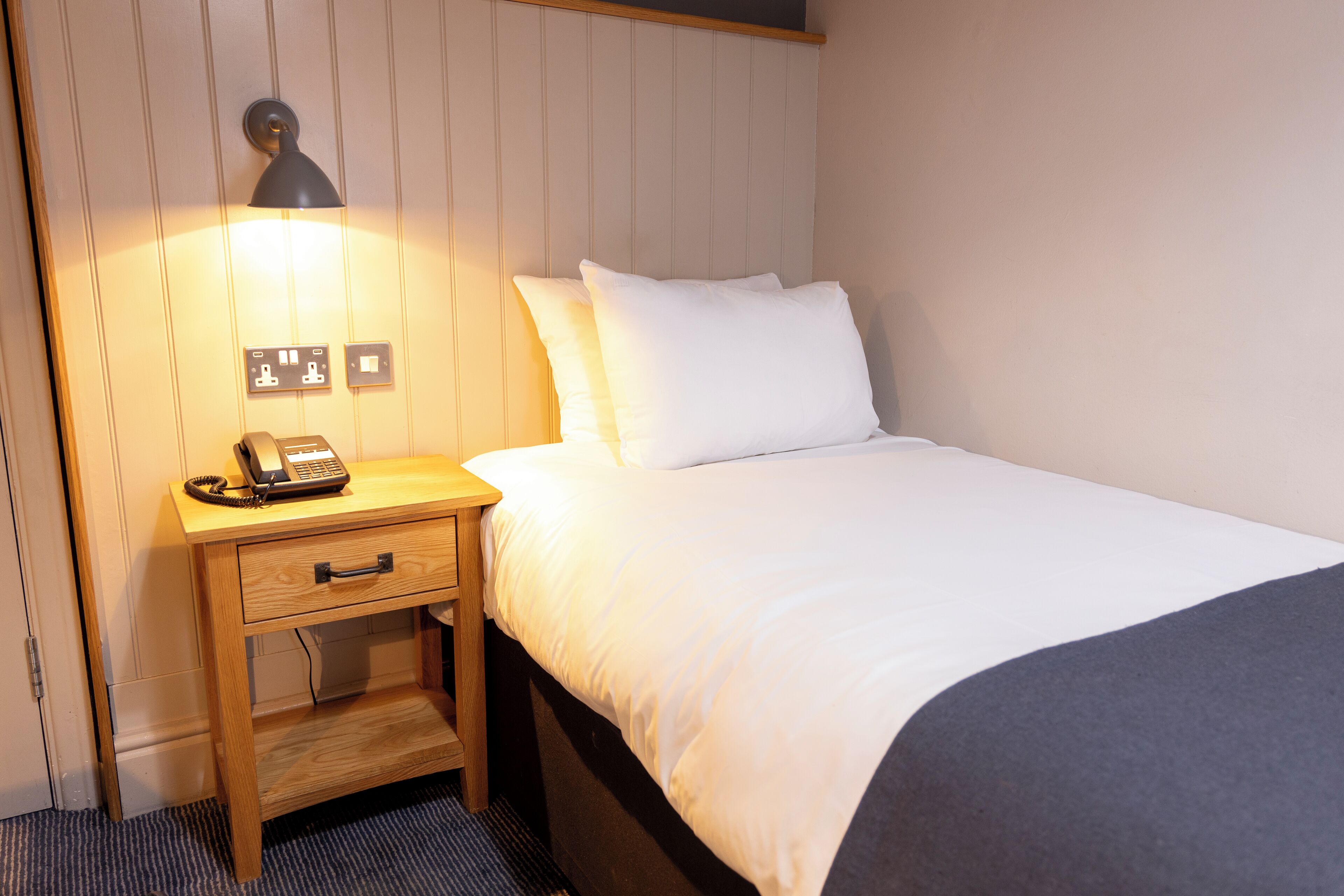 Eenpersoonskamer | Een bureau, een strijkplank/strijkijzer, gratis wifi, beddengoed