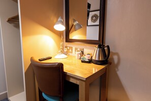 Camera singola | Una scrivania, ferro/asse da stiro, Wi-Fi gratuito, lenzuola