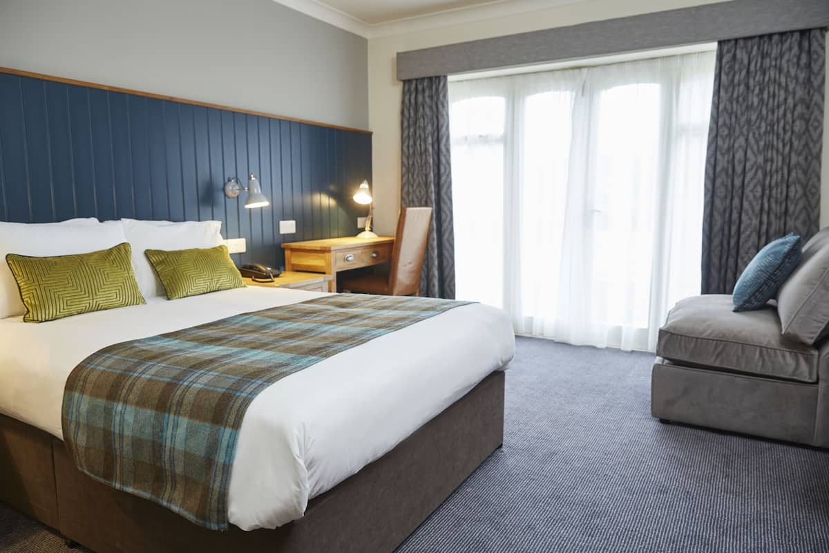 family room, multiple beds | desk, iron/ironing board, free wifi, bed sheets