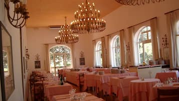 Aperto a colazione e pranzo, cucina italiana, con vista sulla spiaggia