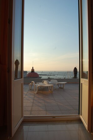 A view from a balcony with a table and chairs, overlooking a calm sea and a clear sky. - Hotel Terme Rosaleo (Casamicciola Terme)
