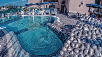 Piscina coperta, piscina all'aperto, ombrelloni da piscina, lettini