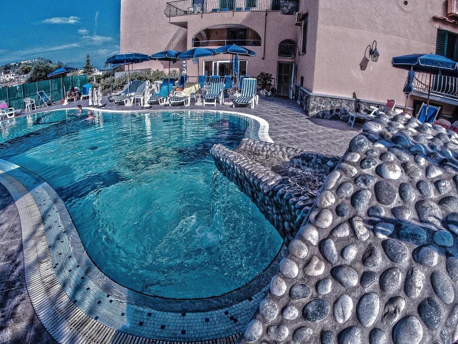 Piscina interna, piscina externa, funciona das 8h às 19h30, guarda-sóis