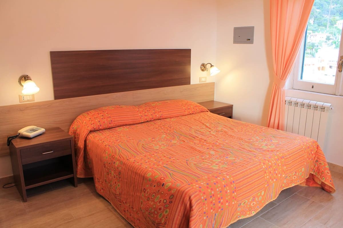1 habitación, caja de seguridad en la habitación y escritorio