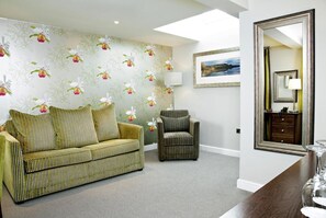 コテージ | リビング エリア | 40 インチの薄型テレビ (デジタル放送視聴可)、テレビ