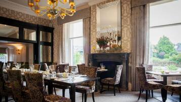 2 restaurantes; se sirven desayunos, almuerzos y cocina británica